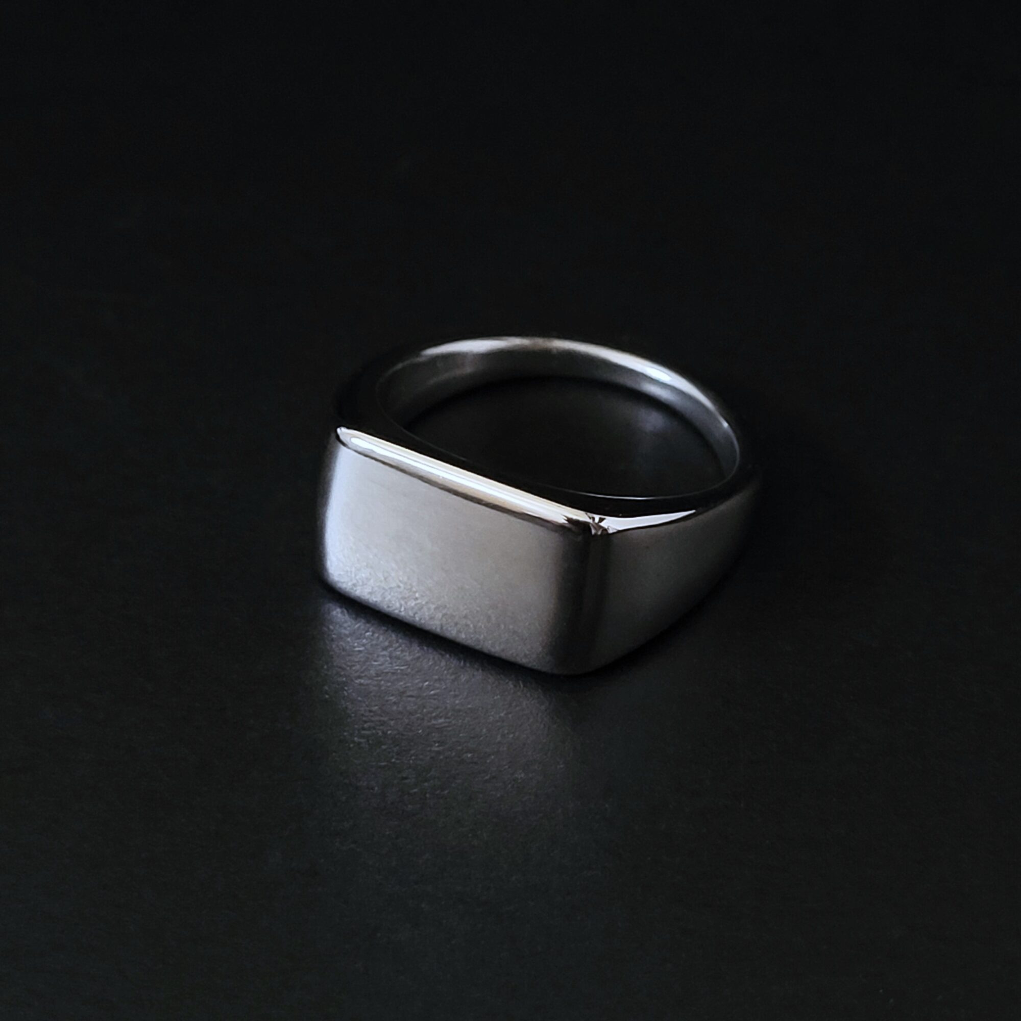 Rectangular signet ring