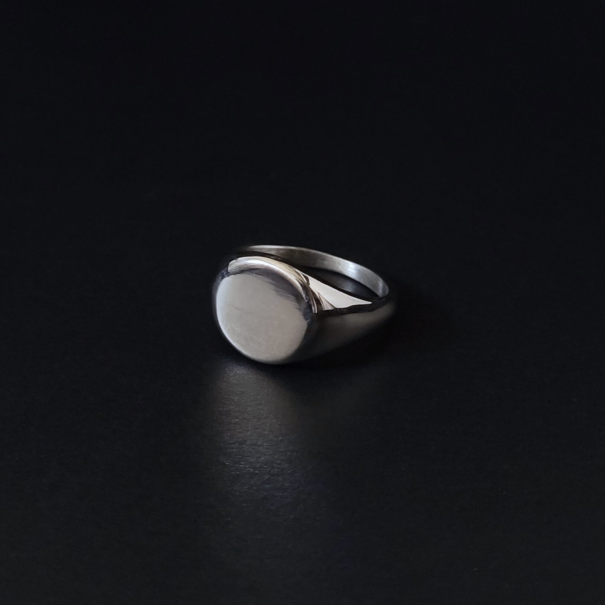Round signet ring