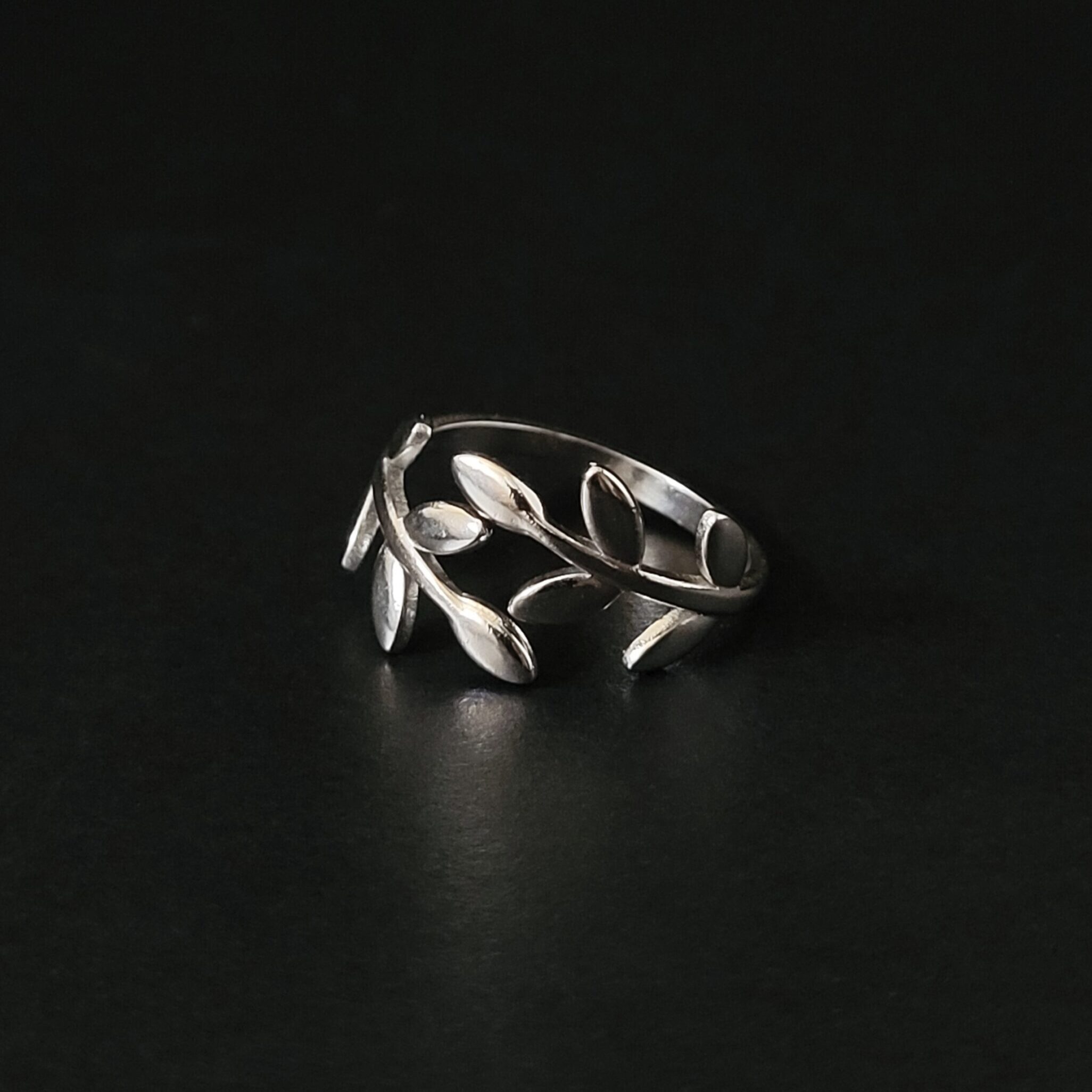 Laurel leaf ring